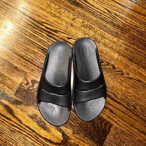 Oofos sandals size M5/W7